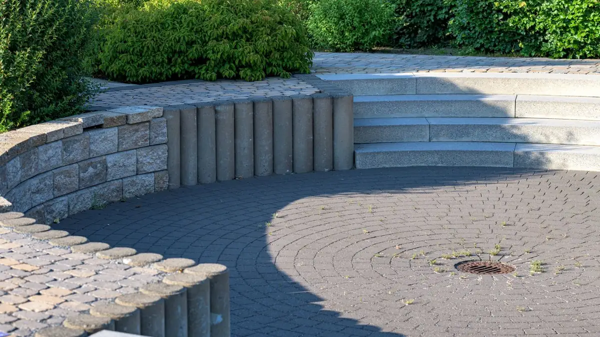 Fertige Außenanlage mit Natursteinmauer, Stufen und Pflasterfläche