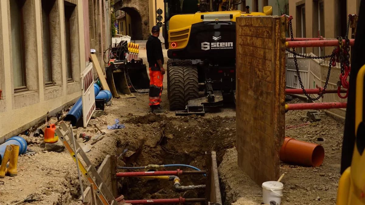Bagger bei Kanal- und Leitungsbauarbeiten in innerstädtischer Lage